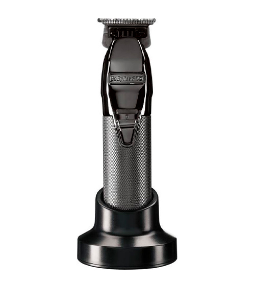 Aparelho de barbear elétrico preto e prata sobre suporte preto