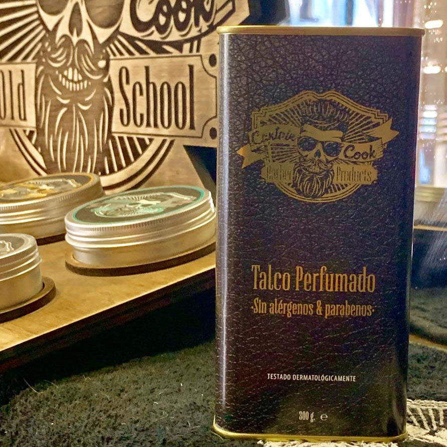 Lata castanha de talco perfumado Exclusive Cook com texto amarelo