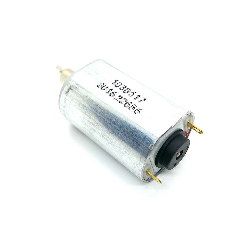 Motor elétrico pequeno metálico com texto impresso e pinos dourados