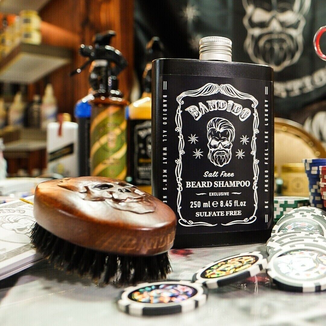 Frasco de champô para barba preto, escova de madeira, fichas de poker e garrafas no fundo