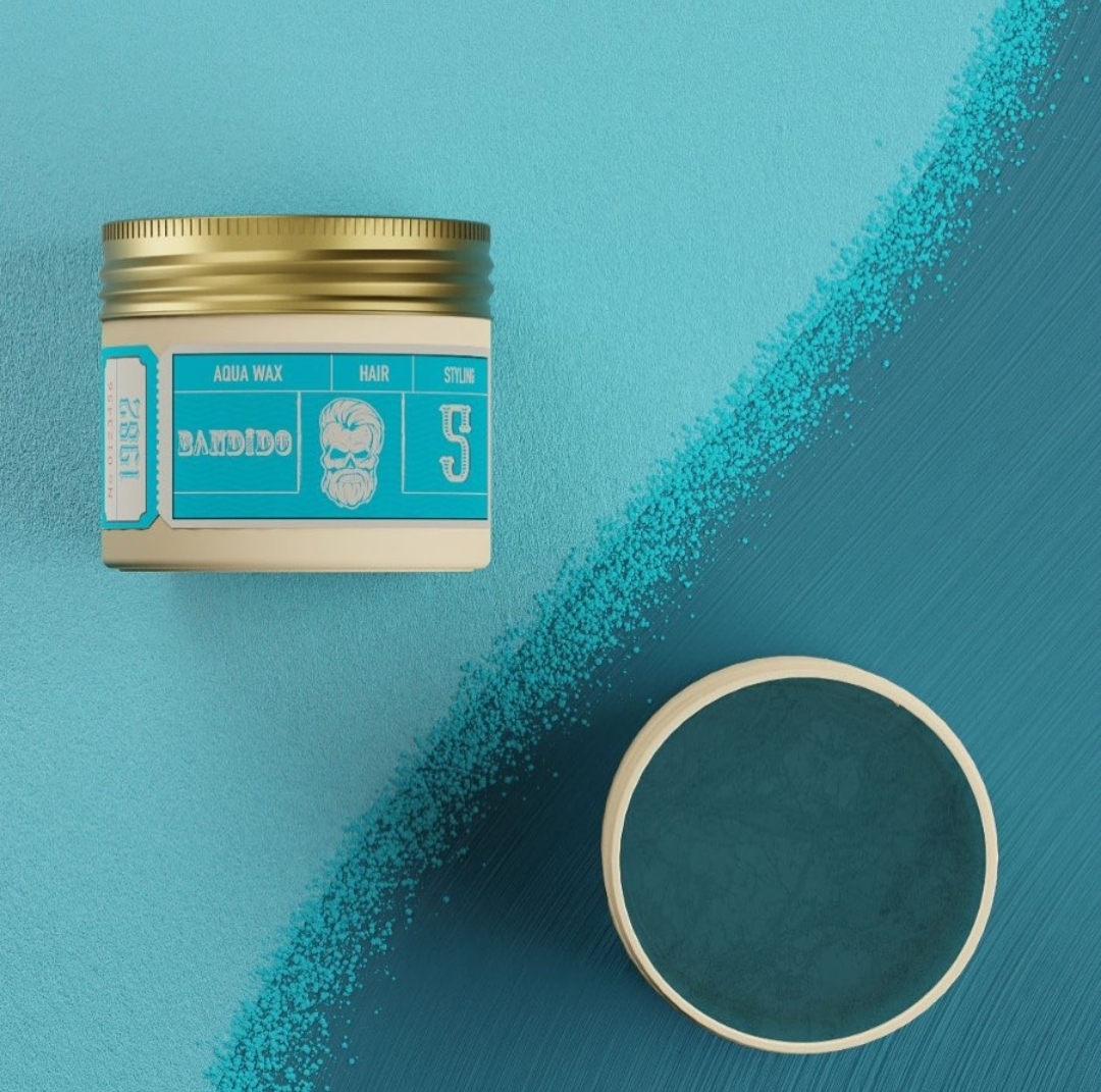 Frasco pequeno de produto para cabelo com tampa dourada e rótulo azul sobre fundo azul