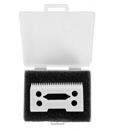 Lâmina branca de máquina de cortar cabelo numa caixa plástica com espuma preta