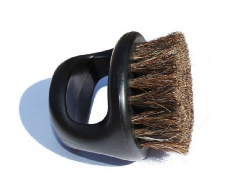 Escova de limpeza preta com cerdas marrons sobre fundo branco