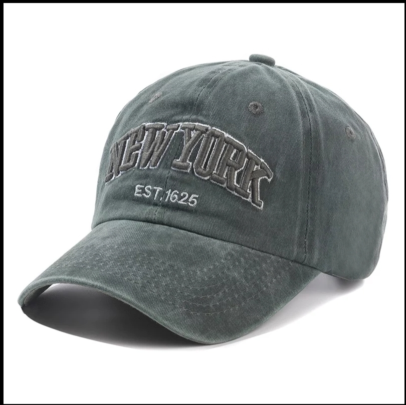 Boné verde escuro com inscrição 