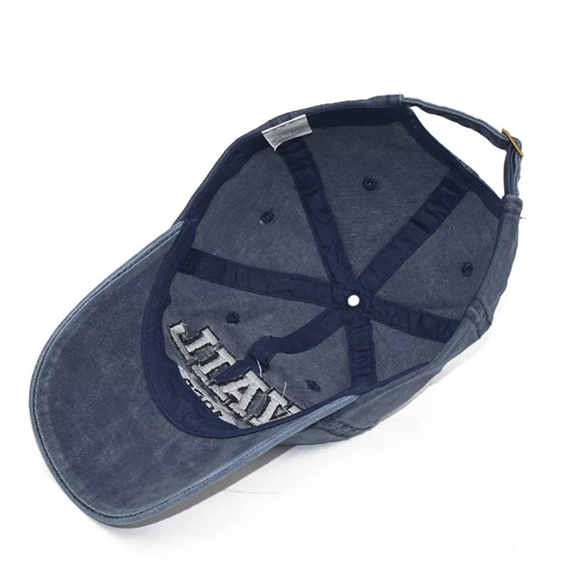 Boné azul escuro com aba curva e tira ajustável