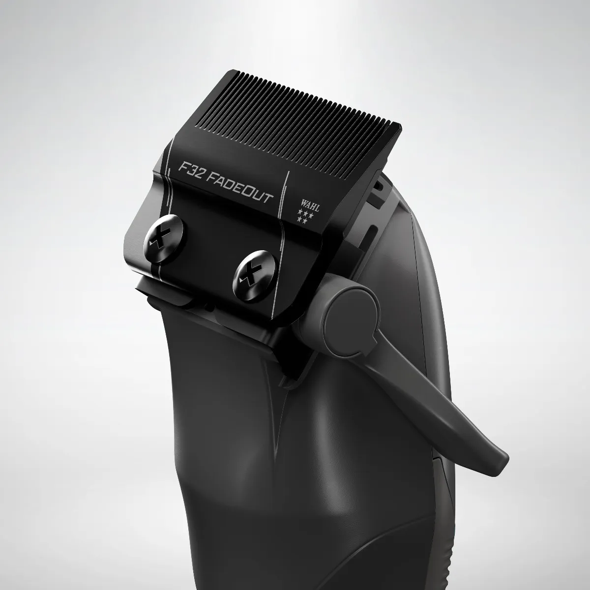 Máquina de cortar cabelo preta com lâmina metálica e texto F32 FADEOUT