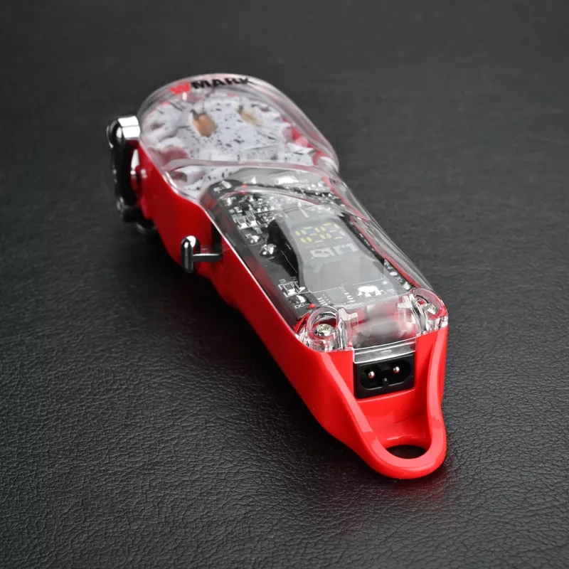 Dispositivo eletrônico vermelho com capa transparente sobre superfície preta.