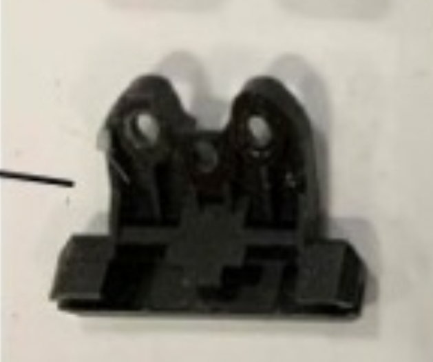 Peça plástica preta com buracos circulares e extensões planas