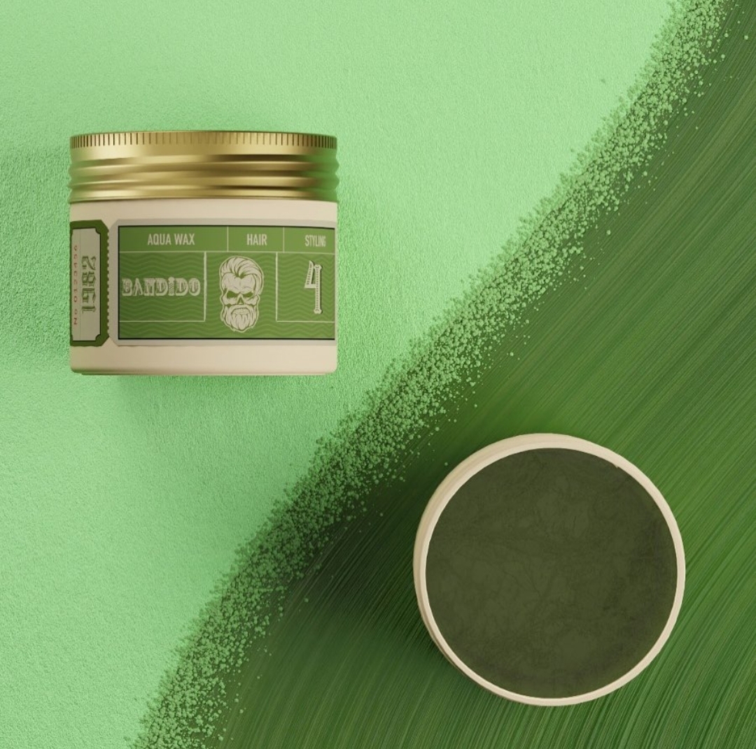 Pote de cera para cabelo Bandido Aqua Wax com tampa dourada sobre fundo verde com pincelada