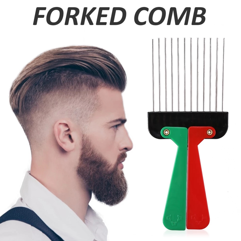 Pente forked com cabo verde e vermelho e dentes metálicos longos e homem com cabelo castanho claro e barba de perfil