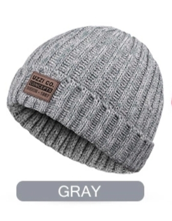 Gorro cinzento de malha com etiqueta castanha e texto UZZI CO. CONCEPTS