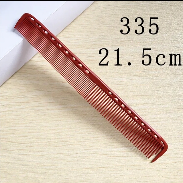 Pente de plástico vermelho com furos e dentes, com texto 335 21.5cm