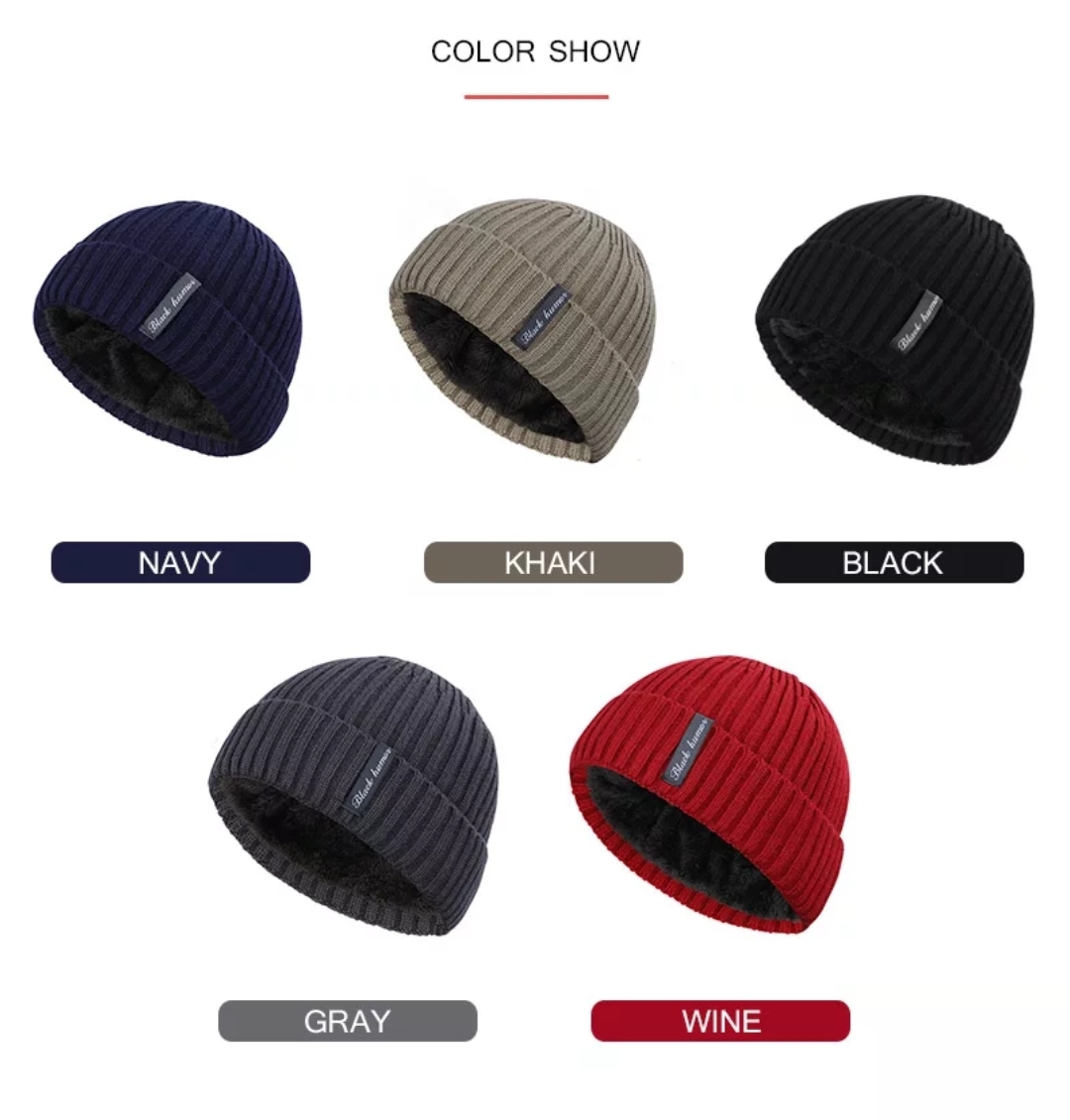 Cinco gorros de malha com diferentes cores e etiquetas pretas