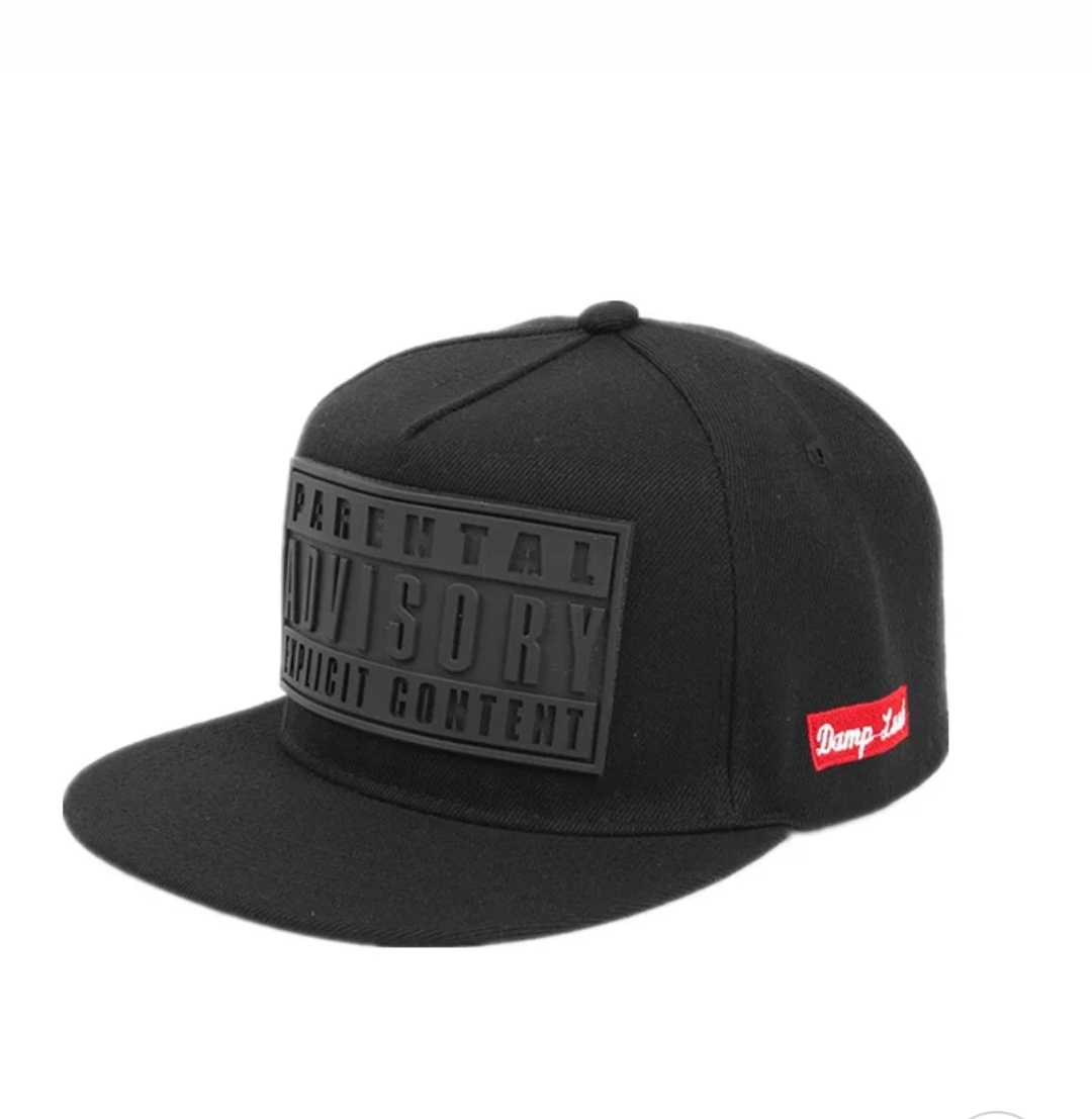 Boné preto snapback com placa preta e etiqueta vermelha