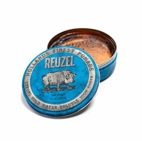 Lata azul de pomada REUZEL com texto e imagem de porco na tampa