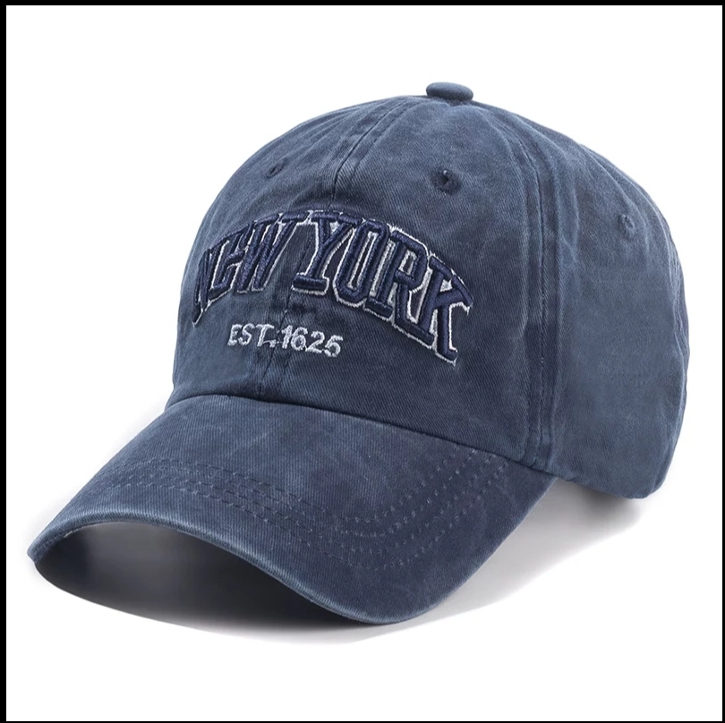 Boné azul escuro com texto bordado 'NEW YORK EST. 1625'