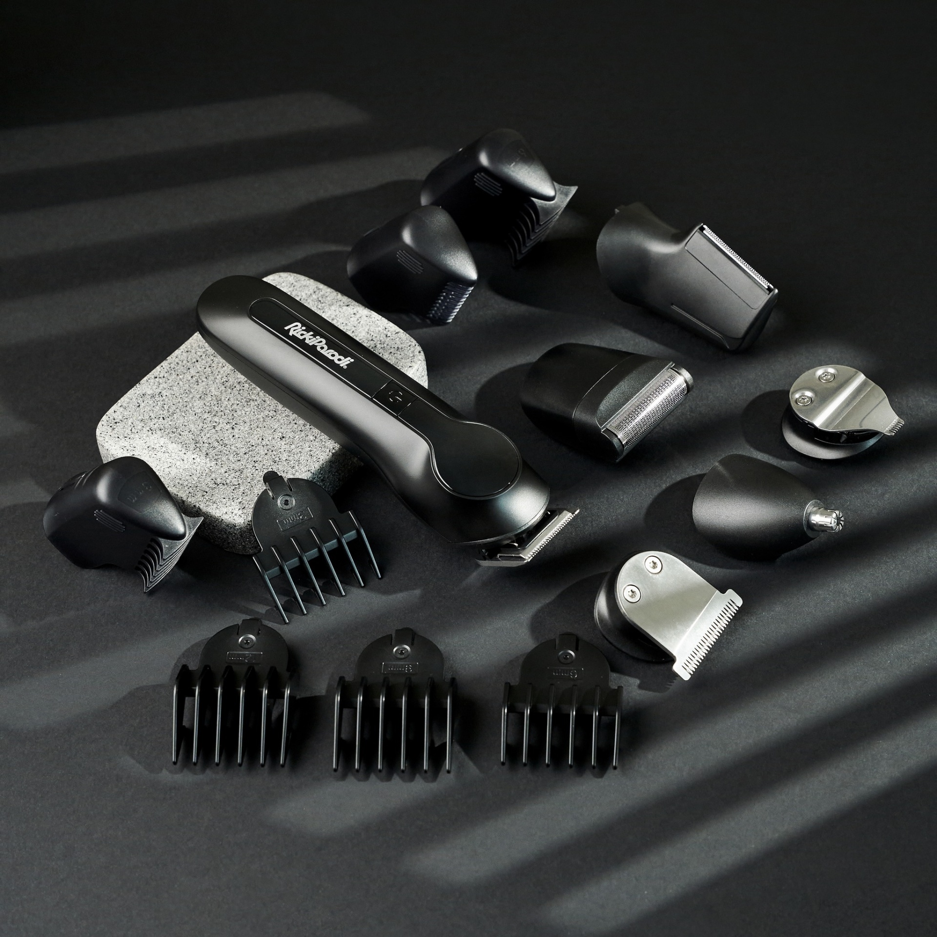 Aparador preto Philips com acessórios e pentes sobre fundo escuro