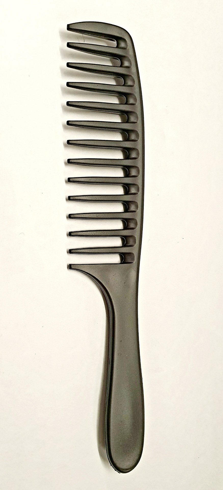 Pente preto de plástico com dentes largos e cabo ergonómico