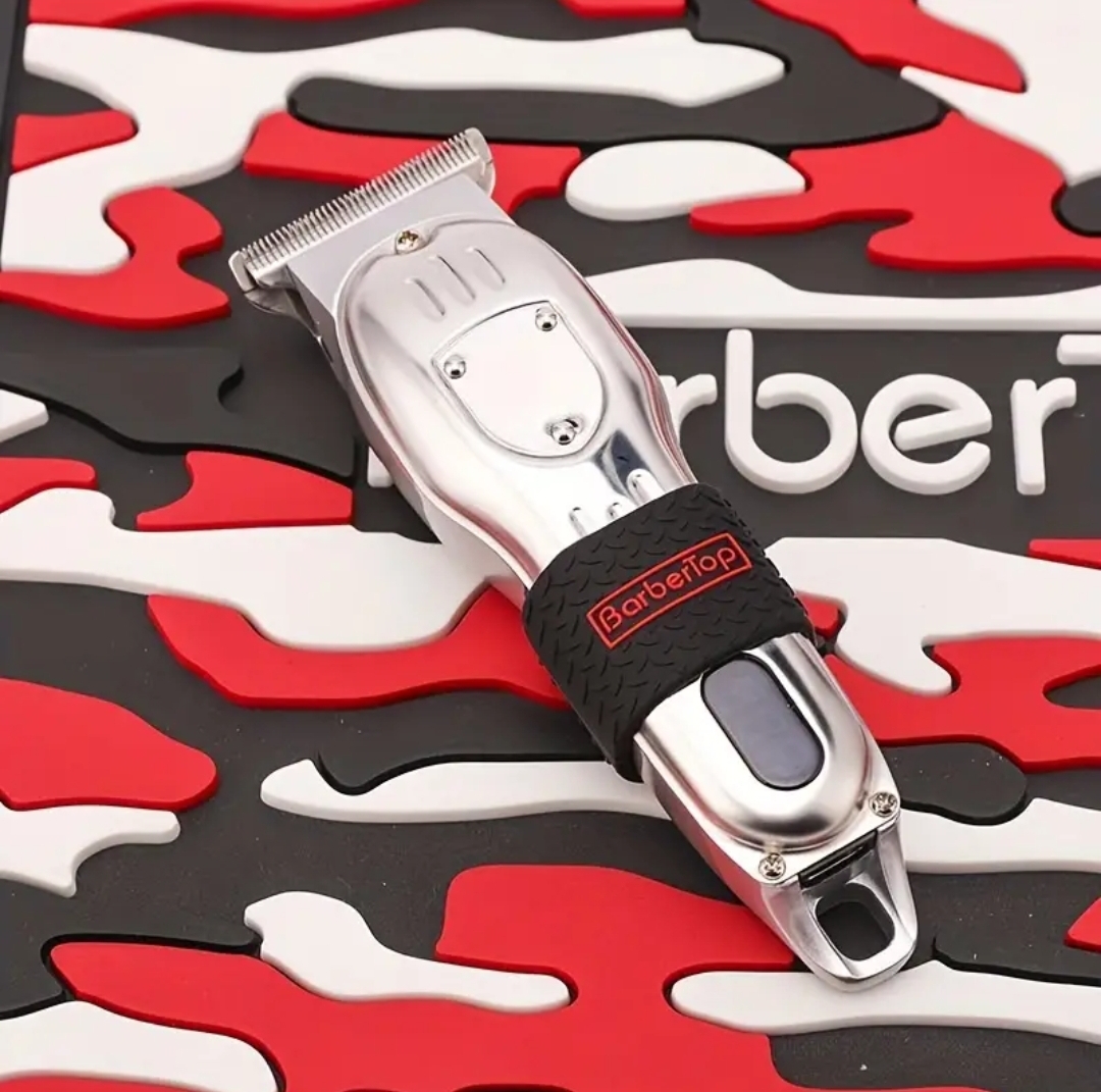 Máquina de cortar cabelo metálica com faixa preta e padrão camuflado vermelho preto branco