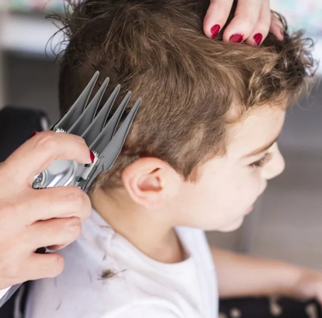 Aparelho de tosquia com pentes a cortar cabelo de criança castanha clara