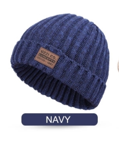 Gorro azul marinho em malha com etiqueta de couro