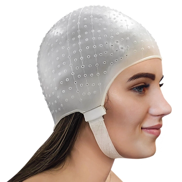 Touca branca translúcida de silicone com orifícios usada por mulher de perfil