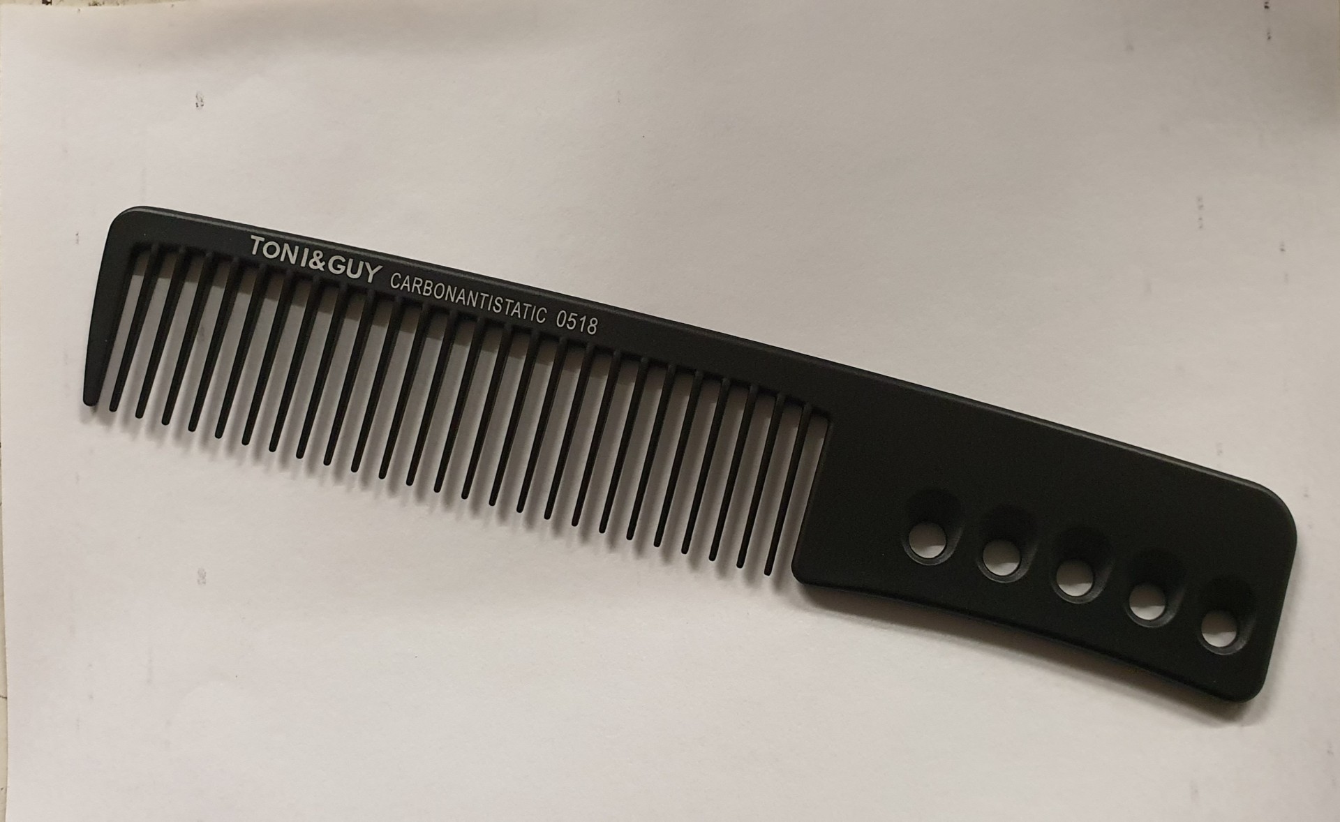 Pente preto TONI&GUY com cabo furado e dentes finos