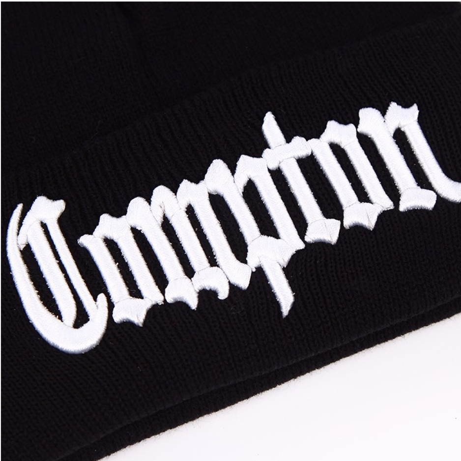 Gorro preto de malha com bordado branco 'Compton' em relevo