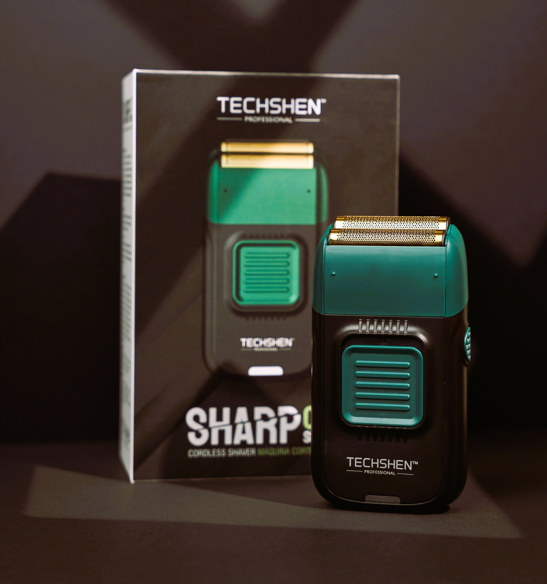 Aparelho de barbear elétrico verde e preto com embalagem