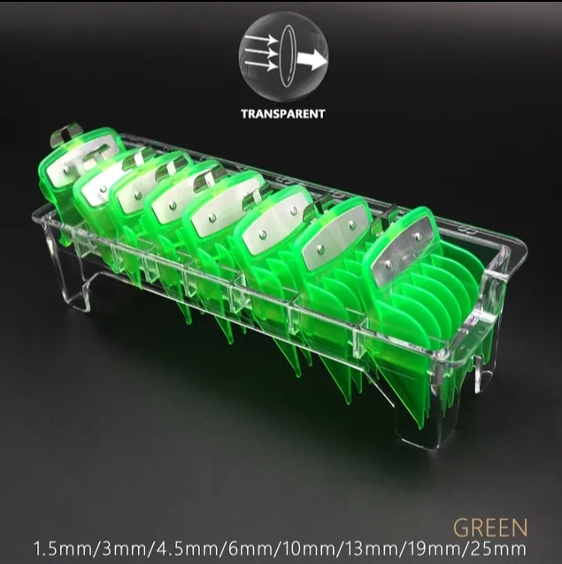 Organizador transparente com divisórias verdes e lâminas metálicas em fundo preto