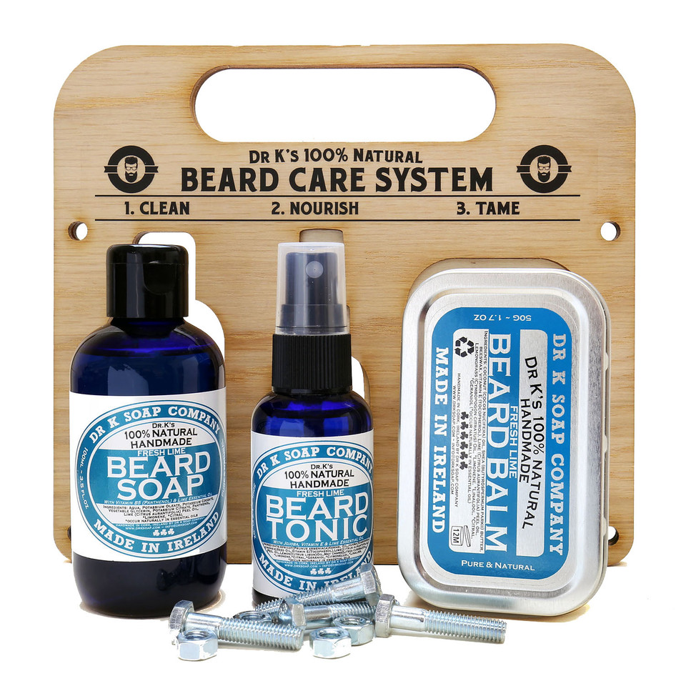Conjunto de cuidados para barba natural com sabonete, tónico e bálsamo em suporte de madeira
