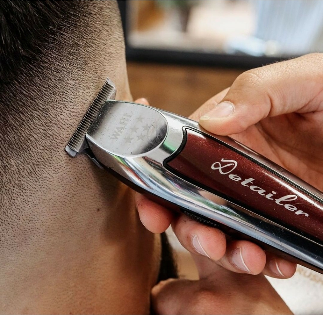 Aparelhagem metálica Detailer a cortar cabelo castanho