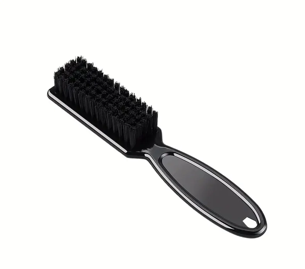 Escova preta com cabo e cerdas densas em fundo branco