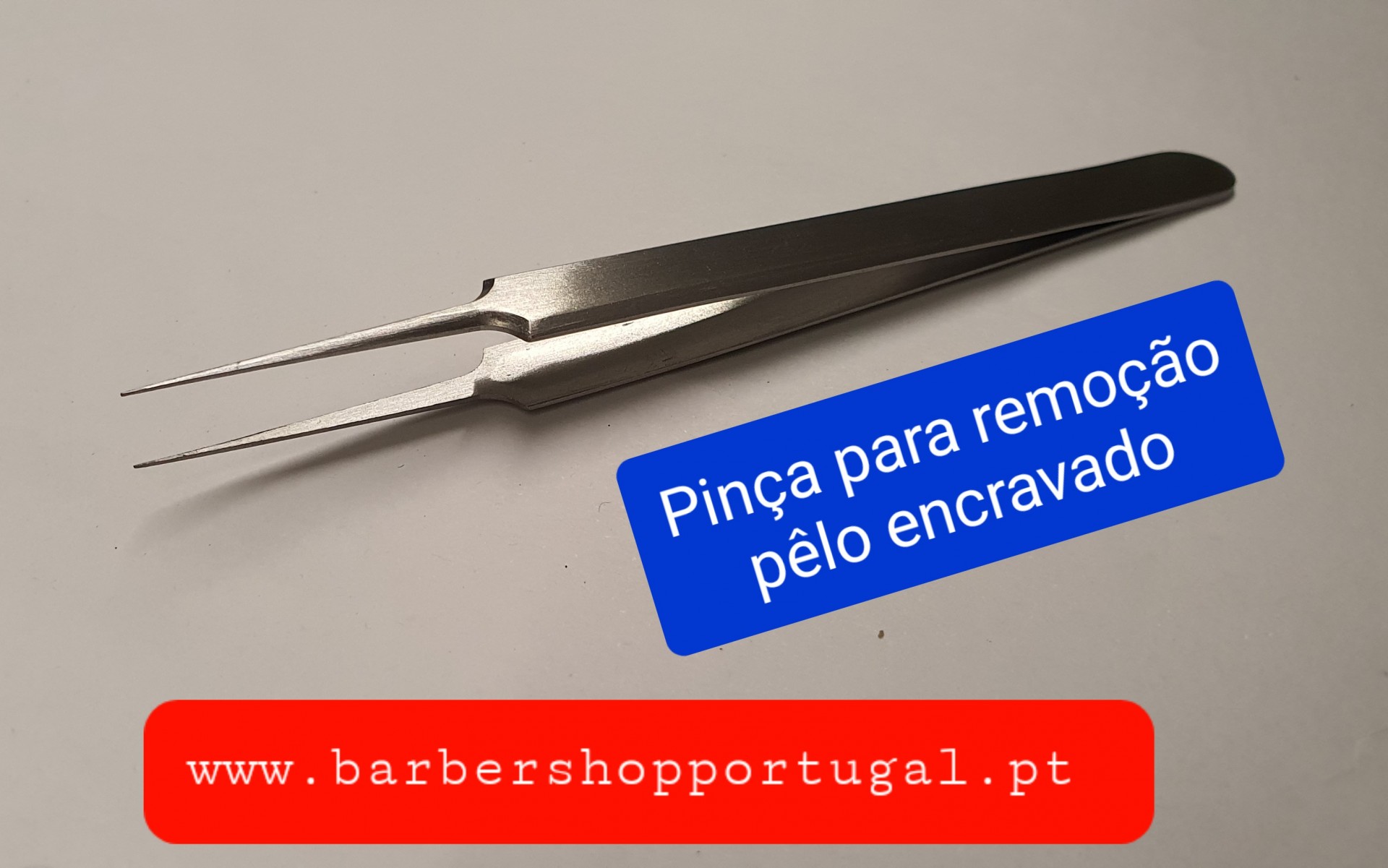 Pinça metálica para remoção de pêlo encravado sobre superfície cinzenta