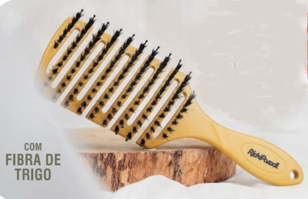 Escova de cabelo de madeira clara com cerdas pretas