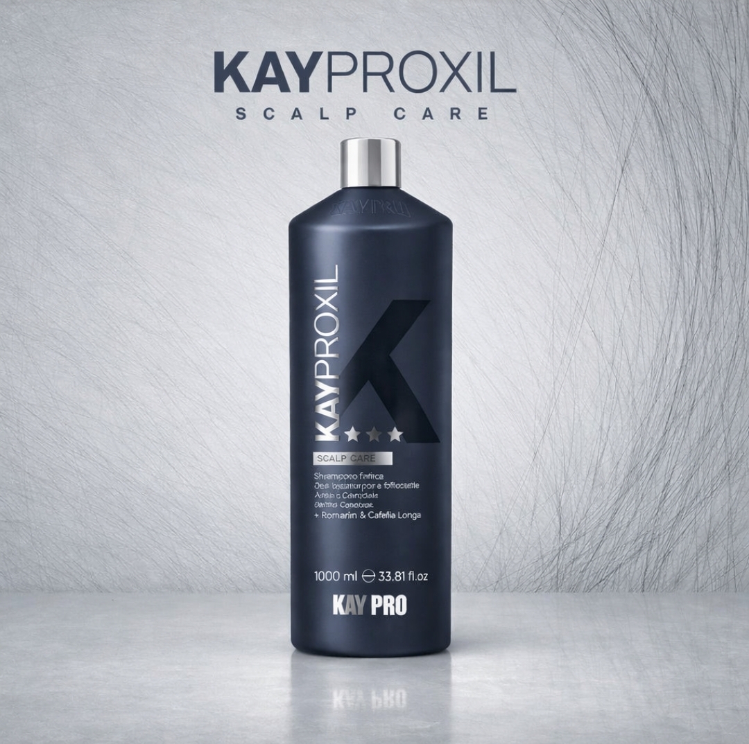 Garrafa de xampu Kayproxil Scalp Care preta sobre superfície cinzenta com fundo de cabelos finos