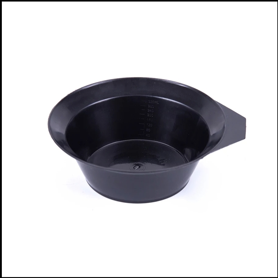 Taça plástica preta para mistura com marcações no interior