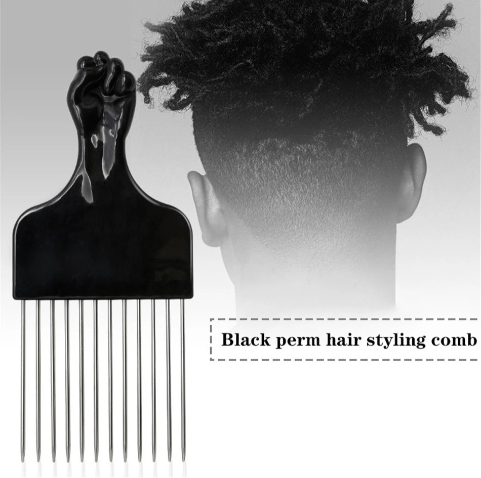 Pente modelador preto com cabo em forma de punho e dentes metálicos ao lado de cabeça com cabelo crespo