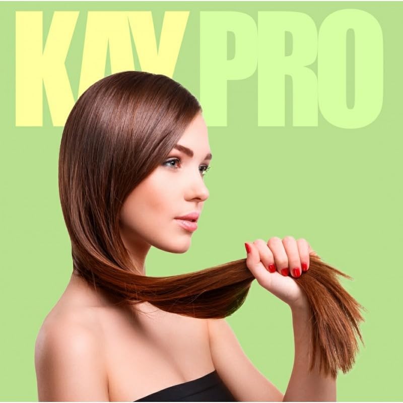 Mulher segurando cabelo liso castanho com unhas vermelhas e fundo verde com texto 'KAY PRO'