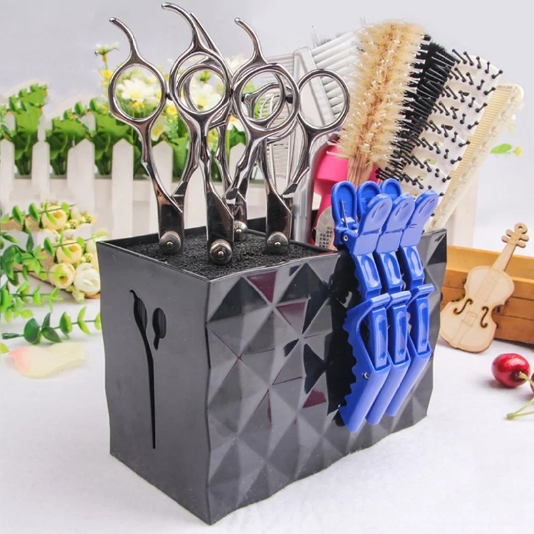 Organizador preto com tesouras, escovas e prendedores de cabelo