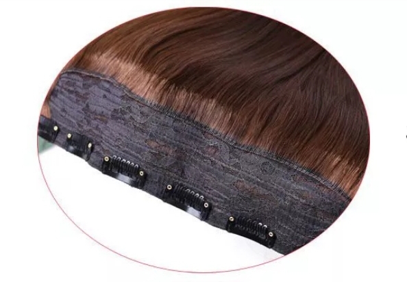 Extensão capilar castanha com encaixes metálicos em fundo branco