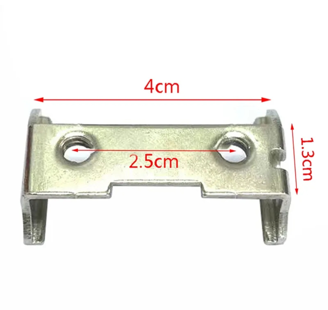 Suporte metálico com dois furos e medidas indicadas em fundo branco.