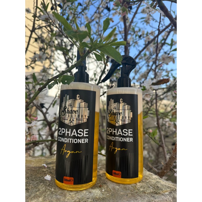 Duas embalagens de condicionador 2PHASE Argan com doseador em ambiente natural