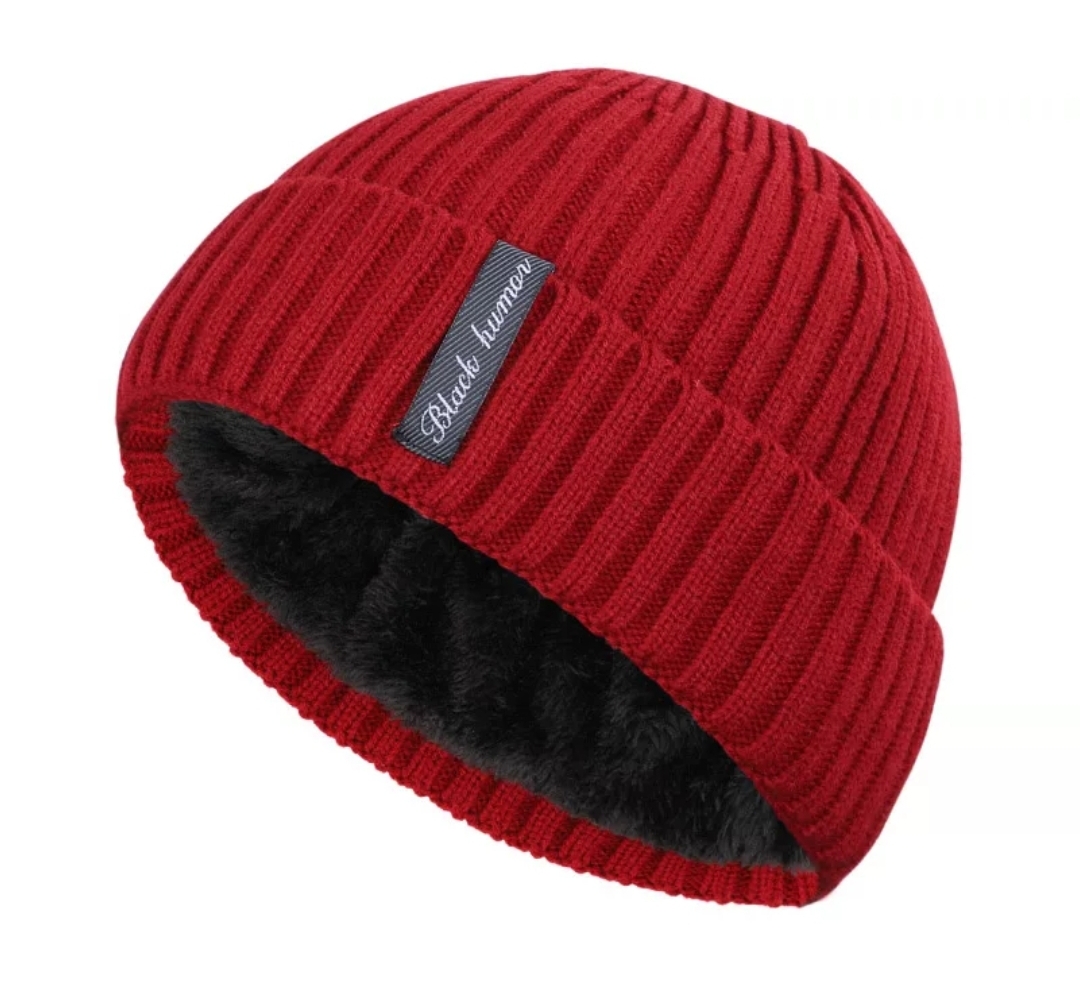 Gorro vermelho de malha canelada com interior preto felpudo e etiqueta 