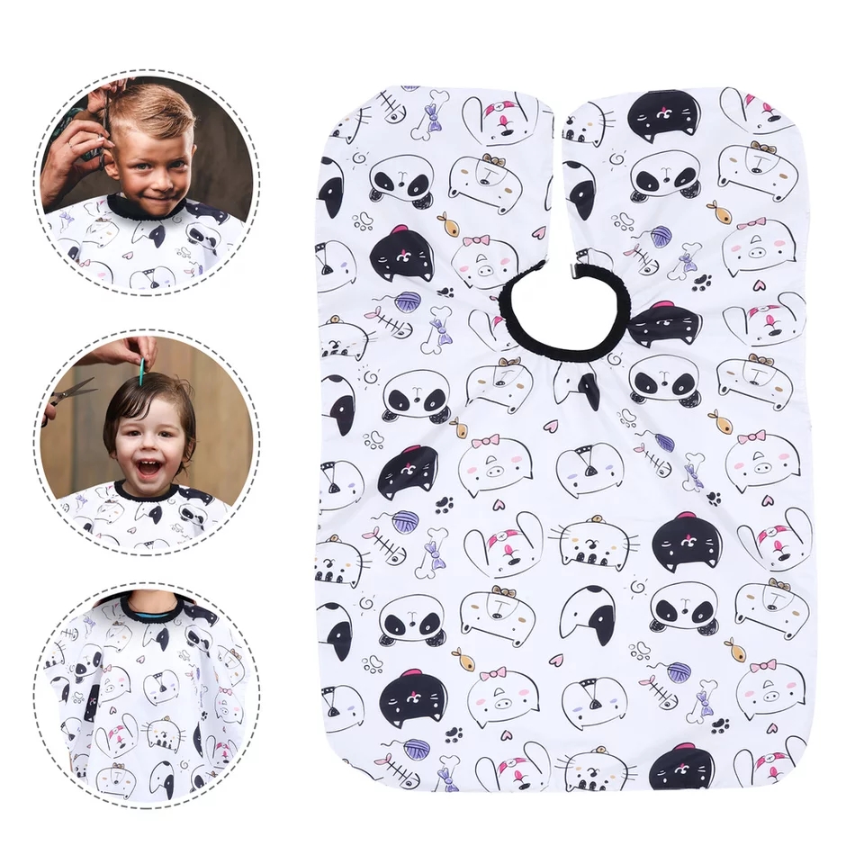 Bata branca para cortar cabelo com estampado de rostos desenhados, usada por crianças.