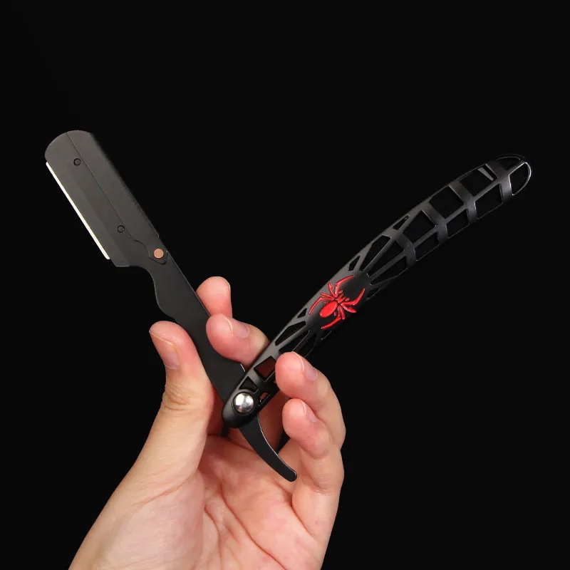 Navalha de barbear preta com padrão de teia e aranha vermelha