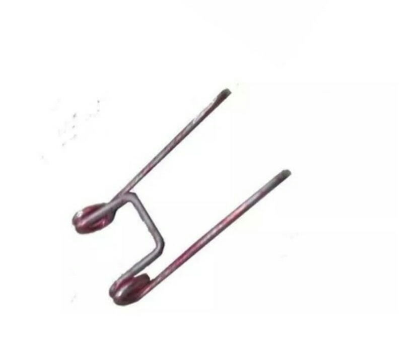 Ganchos metálicos longos de cor ferrugem