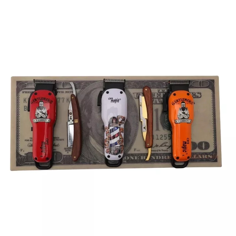 Kit de barbear com máquinas de cortar cabelo e navalhas sobre fundo de nota de 100 dólares.