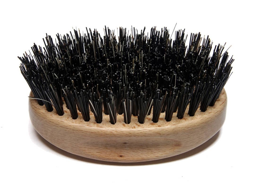 Escova de madeira com cerdas pretas