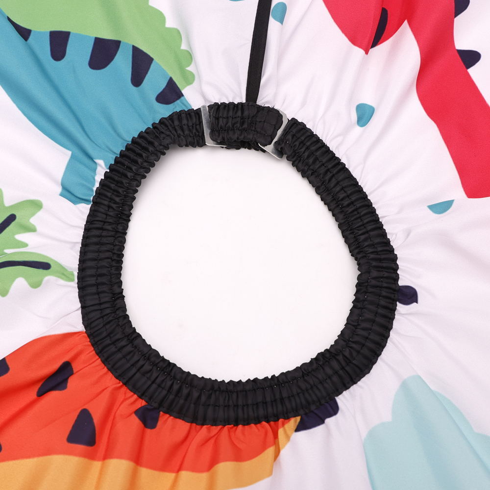 Peça de vestuário colorida com padrão de dinossauros e elástico negro ajustável
